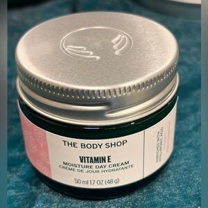 🌙 B157-10 The Body Shop Vitamin E Day Cream